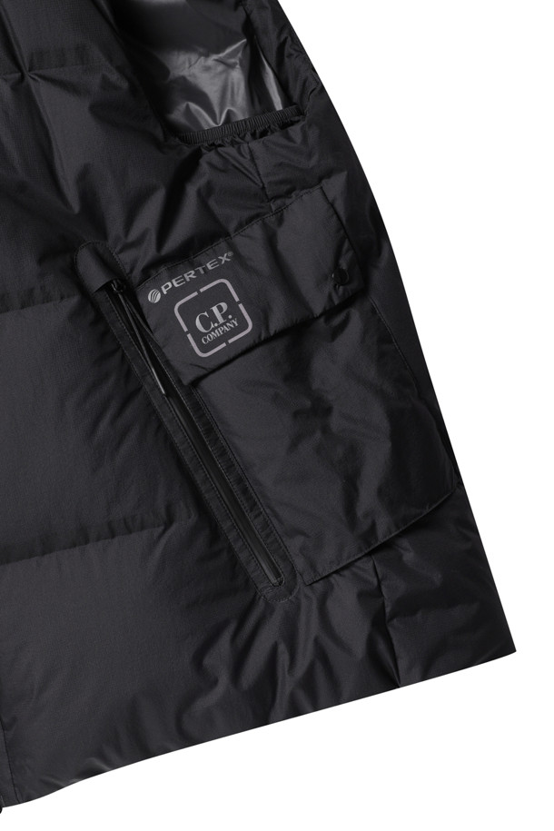 (C.P. 컴퍼니) 더 메트로폴리스 시리즈 퍼텍스 후드 다운 베스트는 남성용 아우터입니다. 블랙 색상의 무지 패턴으로, 가을과 겨울에 두꺼운 두께감으로 따뜻하게 착용할 수 있습니다. 캐주얼 및 스포티한 스타일을 연출하며, 일상, 산책, 여행 등 다양한 TPO에 활용하기 좋습니다. 레귤러핏의 민소매 디자인으로, 후드와 2웨이 지퍼, 레이저 로고 배지, 다운 충전재를 갖춘 패딩 베스트입니다.
