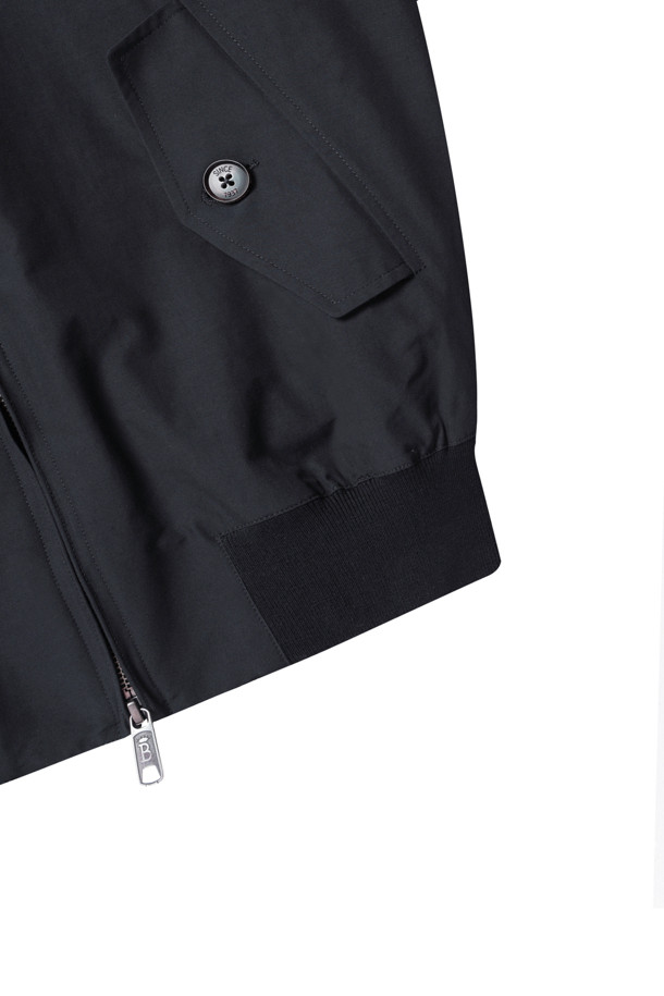 (바라쿠타) G9 하링턴 재킷 - 다크 네이비는 남성용 아우터로, 봄, 가을에 착용하기 좋습니다. 클래식과 캐주얼 스타일을 모두 아우르며, 일상, 데이트룩, 출근룩에 적합합니다. 레귤러 핏의 레귤러 기장 재킷으로, 무지 패턴의 다크 네이비 컬러가 특징입니다. 코튼 소재에 얇은 두께감으로 편안한 착용감을 선사하며, 지퍼형 여밈 방식과 2WAY 지퍼, 이중 버튼 잠금 장치가 있는 칼라, 버튼 잠금 장치가 있는 대각선 포켓 2개, Coolmax 코튼 안감 등의 디테일이 돋보입니다.
