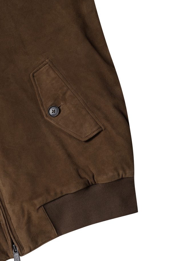 (바라쿠타) 윈터 G9 스웨이드 - 초콜릿은 겨울철 데일리룩을 위한 클래식 무드의 남성용 자켓입니다. 부드러운 촉감의 스웨이드 소재와 두꺼운 두께감으로 보온성을 높였습니다. 레귤러핏으로 제작되었으며, 지퍼 여밈 방식과 플립 & 버튼 앞 포켓, 2WAY 지퍼 디테일이 특징입니다. 무지 디자인으로 미니멀한 스타일을 연출하며, 긴 소매와 G9 자켓 특유의 디자인이 돋보입니다.
