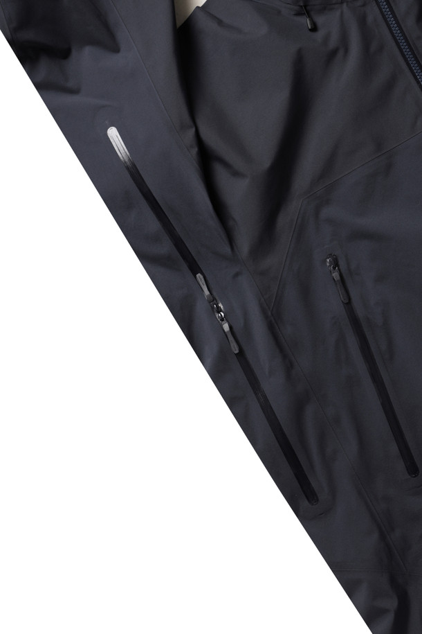 BETA AR 재킷 (베타 AR 재킷) MENS - BLACK SAPPHIRE (블랙 사파이어)는 남성용 아우터 자켓입니다. 봄, 가을에 적합하며, 하이킹, 일상 등 다양한 용도로 활용할 수 있습니다. 레귤러 핏에 집업 스타일로, 방수 및 발수 기능이 있어 활동적인 날씨에도 쾌적함을 유지합니다. 블랙 사파이어 색상의 무지 디자인으로 스포티하고 미니멀한 스타일을 연출하며, 지퍼 포켓이 실용성을 더합니다. 등산룩, 여행룩, 산책룩 등 TPO에 맞춰 활용하기 좋습니다.
