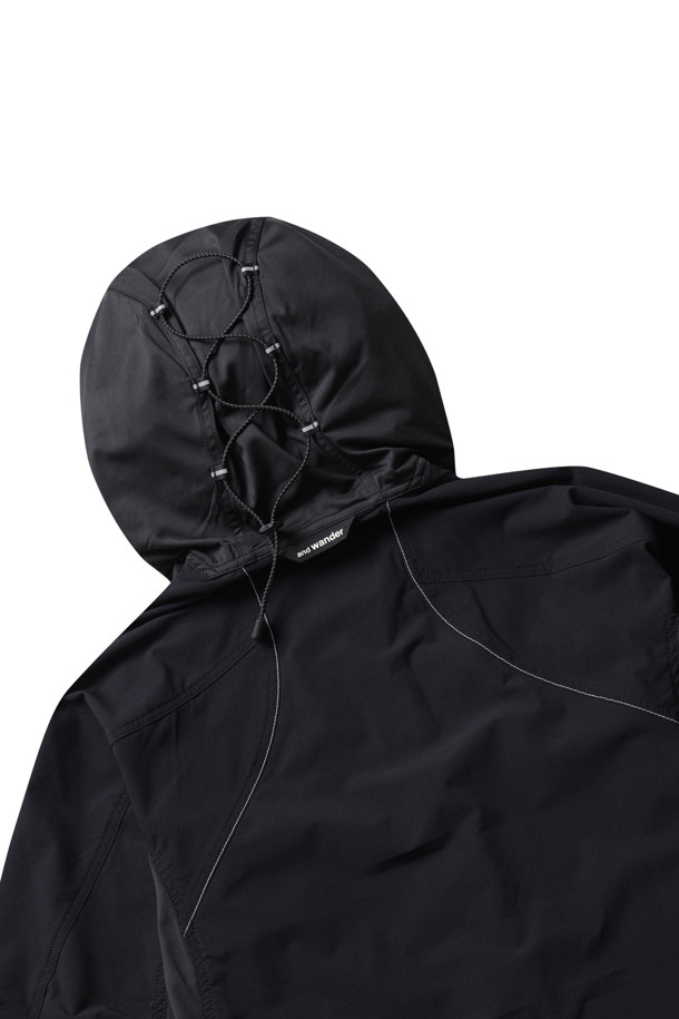 **트렉 재킷 3 - 블랙**은 아웃도어 활동과 일상에서 모두 활용 가능한 레귤러핏 재킷입니다. ZGRAV 소재를 사용하여 봄, 가을 간절기에 적합하며, 스포티와 캐주얼 스타일을 동시에 연출합니다. 블랙 컬러에 후드, 지퍼 포켓, 반사 로고 프린트, 번지 스타일 조임끈 등 다양한 디테일이 돋보입니다. 발수 기능과 내구성을 갖춰 활동성을 높였으며, 등산룩, 여행룩, 산책룩 등 다양한 TPO에 잘 어울립니다. 긴 소매의 지퍼형 여밈 방식으로 편리하게 착용할 수 있습니다.
