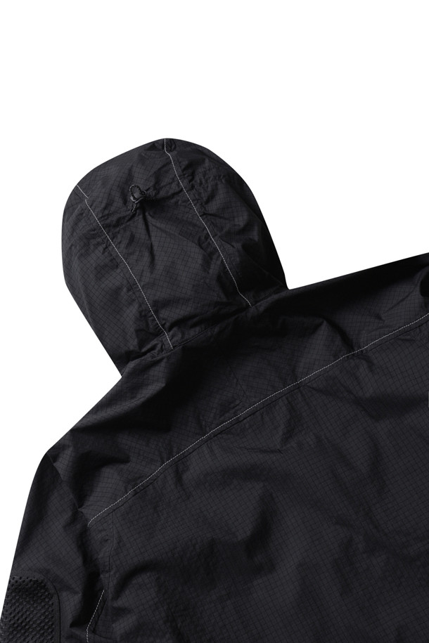 브레스 립 후디 – 블랙은 일상과 스포츠 활동 모두에 적합한 공용 후드 자켓입니다. 얇은 두께의 립스탑 소재로 제작되어 봄, 가을 간절기에 착용하기 좋으며, 발수성과 내구성이 뛰어나 활동적인 움직임에도 적합합니다. 래글런 소매 디자인으로 활동성을 높였으며, 지퍼 메시 포켓과 반사 로고 프린트 디테일이 특징입니다. 스포티, 캐주얼, 미니멀 스타일을 추구하는 분들께 산책, 여행, 피트니스룩으로 추천합니다.