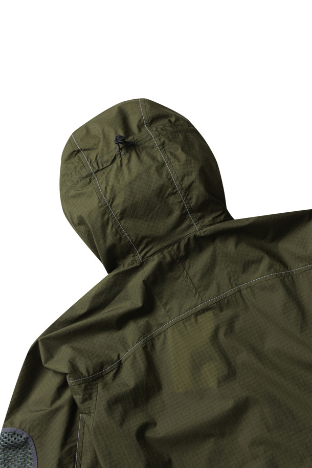 브레스 립 후디(khaki)는 남성용 후드 자켓으로, 봄, 가을에 스포티하고 캐주얼한 스타일을 연출하기 좋습니다. 립스탑 소재로 제작되어 얇지만 발수 기능을 갖춰 일상 및 아웃도어 활동에 적합합니다. 래글런 소매와 레귤러핏으로 편안함을 더하며, 지퍼 메시 포켓과 반사 로고 프린트로 디자인 포인트를 살렸습니다. 산책, 여행, 캠핑 등 다양한 TPO에 활용 가능하며, 캐주얼, 스포티, 고프코어 스타일을 즐기는 분들께 추천합니다.
