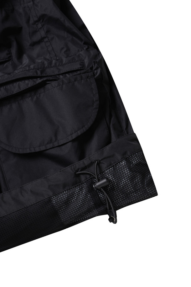 **고어텍스 윈드스토퍼 퍼펙트 피싱 재킷 - 블랙**

남성용 고어텍스 윈드스토퍼 소재의 블랙 재킷입니다. 방수 및 방풍 기능을 갖춰 낚시, 캠핑, 여행 등 다양한 야외 활동에 적합하며, 일상에서도 스타일리시하게 착용할 수 있습니다. 스포티하고 밀리터리한 무드를 동시에 연출하며, 레귤러 핏에 집업 스타일로 편안하게 착용 가능합니다. 후드 수납이 가능하며, 다수의 포켓이 있어 수납성을 높였습니다. 봄, 가을, 겨울, 세 계절 모두 활용할 수 있는 두꺼운 두께감의 재킷입니다.
