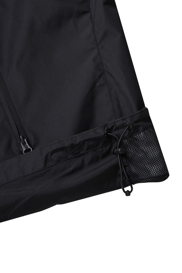 고어텍스 윈드스토퍼 테크 아머드 쉘 재킷 - 블랙은 남성을 위한 자켓입니다. 고어텍스 윈드스토퍼 기술을 적용하여 방수, 방풍 기능을 제공하며 가볍고 활동성이 뛰어납니다. 봄, 가을 시즌에 적합하며, 아웃도어 활동은 물론 일상에서도 스포티하고 테크니컬한 스타일을 연출할 수 있습니다. 레귤러핏으로 편안하게 착용 가능하며, 윈드브레이커 디자인에 집업 여밈 방식, 멀티 포켓 디자인이 특징입니다. 등산, 여행, 캠핑 등 다양한 TPO에 활용할 수 있으며, 고프코어, 미니멀 스타일에도 잘 어울립니다.
