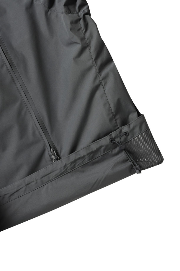 고어텍스 윈드스토퍼 테크 아머드 쉘 재킷 - 차콜은 남성을 위한 아우터 자켓입니다. 봄, 가을 계절에 적합하며, 아웃도어 및 일상 용도로 활용할 수 있습니다. 방수, 방풍 기능을 갖춘 윈드스토퍼 소재와 멀티 포켓 디자인으로 실용성을 높였습니다. 레귤러핏, 레귤러 기장의 차콜 컬러 무지 쉘 재킷으로 고프코어, 스포티, 미니멀 스타일을 연출할 수 있습니다. 등산룩, 여행룩, 캠핑룩 등 다양한 TPO에 활용 가능한 활용도 높은 아이템입니다.
