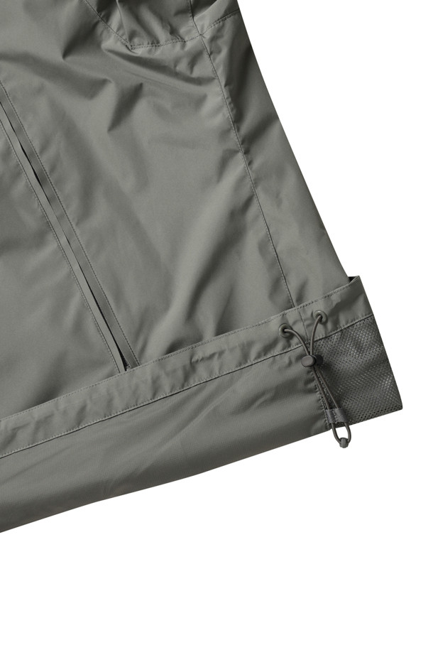 고어텍스 윈드스토퍼 테크 아머드 쉘 재킷 - 울프그레이는 뛰어난 방수, 방풍 기능을 제공하는 남성용 재킷입니다. 봄, 가을 날씨에 적합하며, 아웃도어 활동과 일상생활 모두에서 활용 가능합니다. 레귤러핏으로, 회색 무지 디자인에 집업 여밈 방식과 긴 소매 기장으로 제작되었습니다. 경량 소재와 멀티 포켓 디테일은 스포티, 고프코어, 미니멀 스타일을 연출하며, 여행, 산책, 등산 시 편안함을 선사합니다. 고어텍스 소재를 사용하여 기능성과 스타일을 모두 갖춘 테크니컬 재킷입니다.
