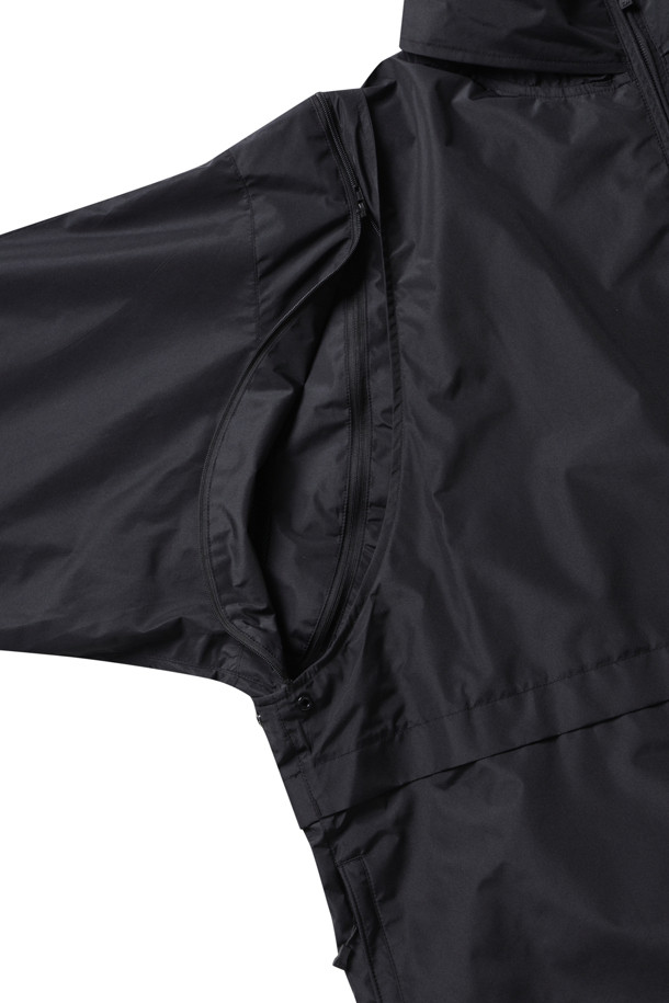 고어텍스 윈드스토퍼 테크 2웨이 윈드브레이커 재킷 - 블랙은 아웃도어 활동은 물론 일상에서도 활용하기 좋은 남녀 공용 윈드브레이커입니다. 봄, 가을 계절에 적합하며, 스포티, 캐주얼 스타일에 매치하기 좋습니다. 탈부착 후드, 다양한 포켓, 탈부착 소매, 방수/방풍 기능을 갖춰 활동성을 높였습니다. 고어텍스 및 나일론 소재로 제작되어 얇지만 튼튼하며, 패커블 기능으로 휴대와 보관이 용이합니다. 여행룩, 등산룩, 가을 나들이룩 등 다양한 TPO에 활용할 수 있습니다.

