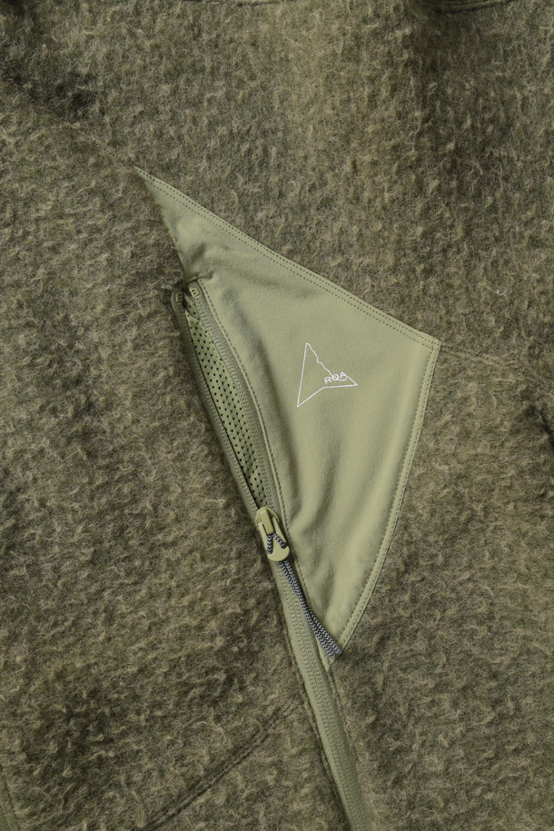 알로에 Polar Fleece 재킷은 가을, 겨울에 따뜻하게 입을 수 있는 플리스 재킷입니다. 캐주얼, 스포티한 스타일을 연출하며 일상, 산책, 여행 등 다양한 TPO에 활용하기 좋습니다. 알로에, 카키, 올리브 3가지 색상으로 출시되었으며, 레귤러핏에 두꺼운 두께감으로 보온성을 높였습니다. 팔 부분 나일론 패널과 사이드 지퍼 포켓, 가슴 로고 그래픽 디테일이 돋보이며 부드러운 촉감을 선사합니다. 집업 스타일의 긴 소매 플리스 재킷으로 편안하게 착용할 수 있습니다.
