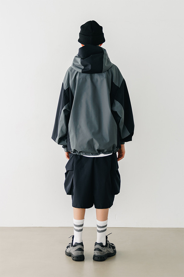 (CLESSTE) 고어텍스 시티 마운틴 파카는 남성용 아우터로, 일상과 아웃도어 활동 모두에 적합한 디자인입니다. 그레이와 블랙 두 가지 색상으로 제공되며, 봄, 가을, 겨울 계절에 착용 가능합니다. 고어텍스 소재를 사용하여 방풍, 투습, 발수 기능을 갖췄으며, 레귤러핏에 두꺼운 두께감으로 보온성을 높였습니다. 후드 탈착 가능, 앞면 포켓 2개, 왼쪽 소매 포켓, 겨드랑이 벤틸레이션, 라글란 소매 등의 디테일이 돋보이며, 고프코어 및 캐주얼 스타일을 연출하기 좋습니다. 등산, 캠핑, 여행 시 유용하게 활용할 수 있습니다.
