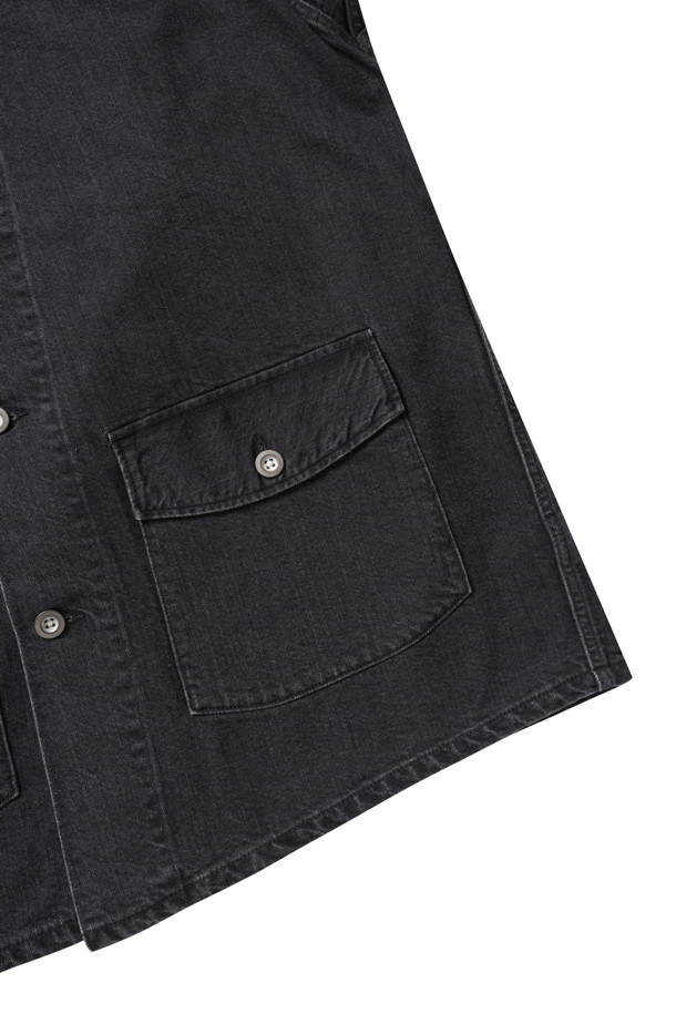 M-41 US ARMY 데님 커버올 재킷 - 미디엄 블랙은 남성용 아우터로, 봄, 가을에 착용하기 좋은 두꺼운 두께감의 데님 커버올 재킷입니다. 캐주얼과 밀리터리 스타일을 동시에 느낄 수 있으며, 무지 패턴의 블랙 컬러가 특징입니다. 11.05oz 셀비지 데님 소재로 제작되어 뻣뻣한 촉감을 가지며, 레귤러핏에 긴 소매, 버튼 여밈 방식, 그리고 대형 패치 포켓과 4홀 금속 단추 디테일이 돋보입니다. 데이트룩이나 가을 나들이룩에 활용하기 좋으며, 캐주얼, 클래식, 워크웨어 스타일을 즐기는 분들께 추천합니다.
