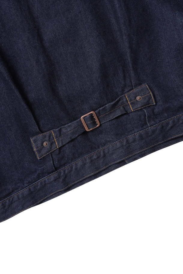 네이비 컬러의 Single Pocket Denim Jacket (Real Indigo) 는 남녀 모두 착용 가능한 캐주얼 베이직 스타일의 데님 자켓입니다. 봄, 가을에 적합하며, 두꺼운 데님 소재에 뻣뻣한 촉감을 느낄 수 있습니다. 핏은 박시하며, 셀비지 데님, 싱글 플랩 포켓, 앞면 주름 등의 특징을 가지고 있습니다.
