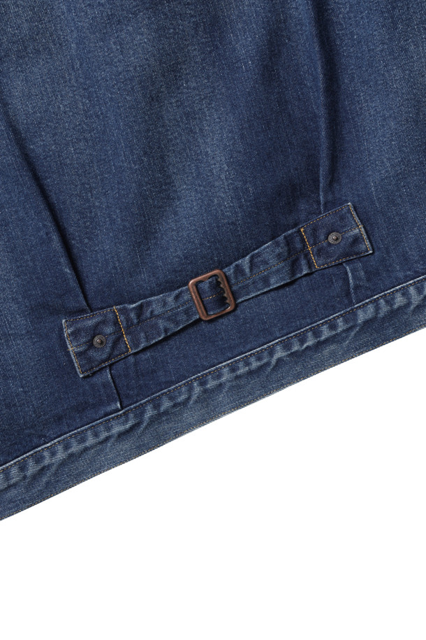 싱글 포켓 데님 재킷 (리얼 인디고) - 미디엄 다크 블루 데미지는 남성용 아우터로, 캐주얼한 스타일을 연출하기에 좋습니다. 봄, 가을에 어울리는 두꺼운 데님 소재로 제작되었으며, 싱글 플랩 포켓과 셀비지 데님, 데미지 워싱 디테일이 특징입니다. 미디엄 다크 블루 컬러와 박시 핏, 긴 소매 디자인으로 편안하면서도 세련된 느낌을 줍니다. 버튼 여밈 방식의 레귤러 기장 데님 재킷으로, 미니멀한 스타일을 선호하는 분들께 추천합니다.
