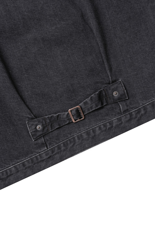 싱글 포켓 데님 재킷 - 미디엄 블랙은 남녀 모두 착용 가능한 데님 재킷입니다. 캐주얼하고 베이직한 스타일로, 봄, 가을에 활용하기 좋습니다. 뻣뻣한 촉감의 두꺼운 데님 소재로 제작되었으며, 박시한 핏과 긴 소매 기장이 특징입니다. 싱글 플랩 포켓과 셀비지 데님 디테일로 디자인되었으며, 버튼 여밈 방식입니다. 데이트룩이나 가을 나들이룩에 미니멀하게 연출하기 좋습니다.
