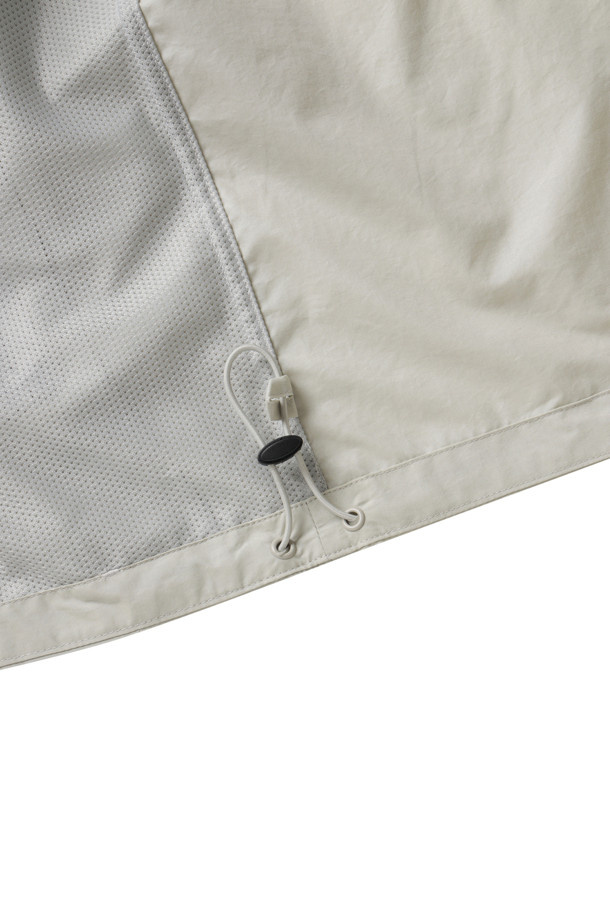 **MENS STUNNER NYLON HOODED JACKET - GREIGE (멘스 스터너 나일론 후드 재킷 - 그레이지)**

가볍고 편안한 착용감의 남성용 후드 재킷입니다. 봄, 가을 시즌에 적합하며, 캐주얼, 미니멀, 시티보이 스타일을 연출하기 좋습니다. 그레이지 컬러의 무지 디자인으로 어떤 옷에도 쉽게 매치할 수 있습니다. 레귤러핏에 지퍼형 여밈 방식이며, 얇은 두께감과 긴 소매 기장으로 제작되었습니다. 내부 메시 포켓, 가슴 부분 스티치 디테일, 더블 지퍼, 코팅 처리된 안감이 특징입니다.
