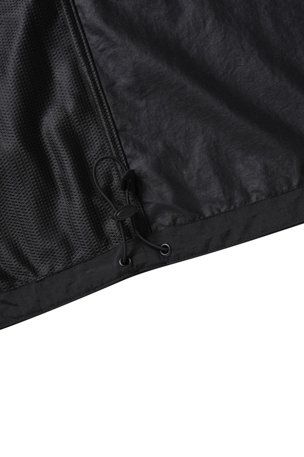 **MENS STUNNER 나일론 후드 재킷 - 블랙**

가볍고 부드러운 촉감의 MENS STUNNER (맨즈 스터너) 나일론 후드 재킷입니다. 일상, 산책, 여행 등 다양한 TPO에 활용하기 좋은 블랙 컬러의 후드 재킷으로, 봄, 가을 간절기에 적합합니다. 스포티, 캐주얼, 미니멀 스타일을 연출하기 좋으며, 레귤러 핏에 무지 디자인으로 어떤 스타일에도 쉽게 매치할 수 있습니다. 내부 메시 포켓, 가슴 부분 스티치 디테일, 더블 지퍼, 코팅 처리된 안감 등 섬세한 디테일이 돋보이는 제품입니다. 간편하게 걸치기 좋은 얇은 두께의 긴 소매 후드 재킷을 만나보세요.
