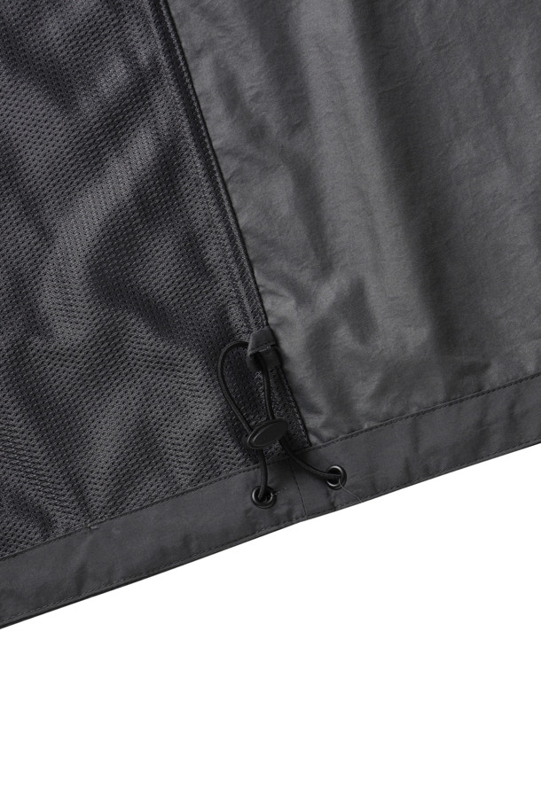 **멘즈 스터너 나일론 후드 재킷 - 차콜**

가볍고 부드러운 촉감의 남성용 후드 재킷입니다. 일상, 산책, 여행 등 다양한 TPO에 활용 가능하며, 캐주얼, 스포티, 미니멀 스타일을 연출하기 좋습니다. 얇은 두께감으로 봄, 가을 간절기에 적합하며, 무지 디자인에 레귤러 핏으로 제작되었습니다. 지퍼와 더블 지퍼 여밈 방식으로 편안하게 착용할 수 있으며, 내부 메시 포켓과 가슴 스티치 디테일, 코팅 안감으로 기능성을 더했습니다. 차콜 컬러로 어떤 옷에도 쉽게 매치하여 세련된 스타일을 완성할 수 있습니다.
