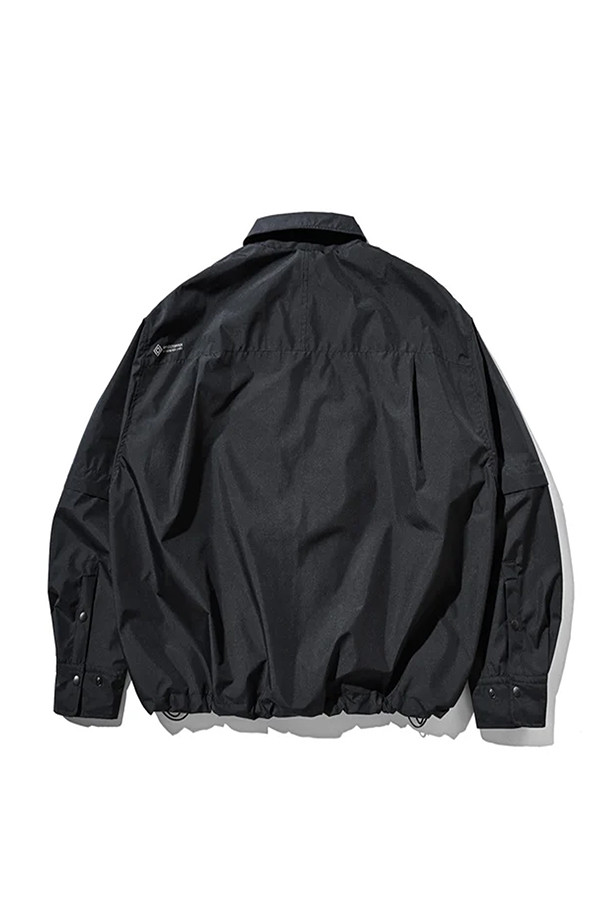 (CLESSTE) 고어텍스 랩스 탈부착 와딩 셔츠 재킷 - 네이비는 아웃도어 활동과 일상에서 활용 가능한 셔츠 재킷입니다. 방풍, 투습, 발수 기능을 갖춘 고어텍스 소재를 사용하여 봄, 여름 시즌에 쾌적하게 착용할 수 있습니다. 소매 탈부착이 가능하여 반소매와 긴소매 두 가지 스타일로 연출할 수 있으며, 가슴 포켓과 칼라 턱 스트랩 디테일이 돋보입니다. 레귤러핏으로 제작되어 여행, 캠핑, 등산 등 다양한 TPO에 캐주얼, 스포티, 고프코어 스타일을 더해줍니다. 네이비 컬러의 무지 디자인으로 어떤 옷에도 쉽게 매치할 수 있습니다.
