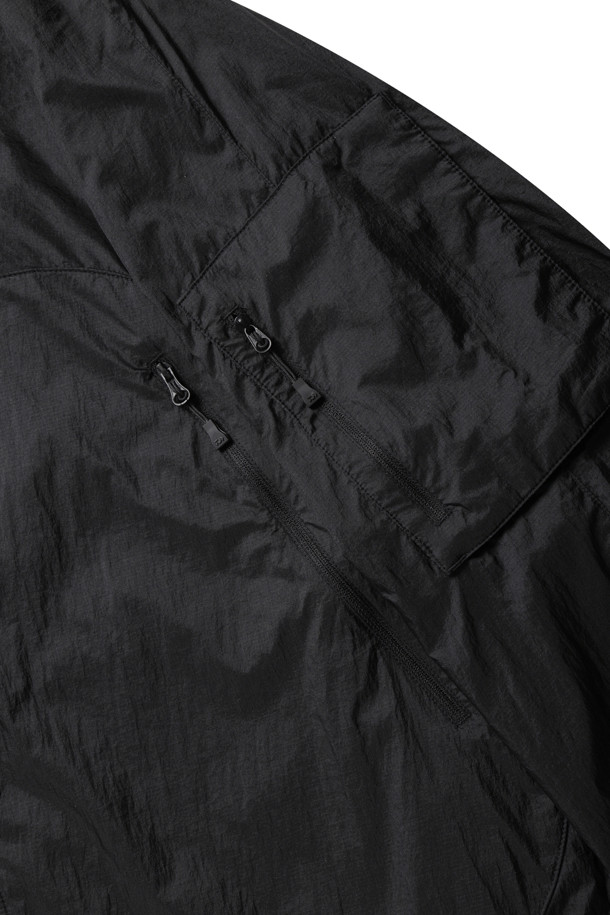 TECH 윈드 쉘 재킷 - 블랙은 일상과 스포츠 활동 모두에 적합한 공용 윈드브레이커입니다. 봄, 여름 시즌에 착용하기 좋으며, 미니멀하고 스포티한 스타일을 연출합니다. 가볍고 부드러운 나일론과 폴리우레탄 소재로 제작되어 편안한 착용감을 제공하며, 얇은 두께감으로 간절기에 활용하기 좋습니다. 후드 수납, 발수 기능, 통기성을 갖춰 활동성을 높였으며, 산책, 러닝, 여행 시에도 유용하게 활용할 수 있습니다. 블랙 컬러의 무지 디자인에 레귤러핏과 집업 스타일로, 다양한 룩에 매치하기 용이합니다.
