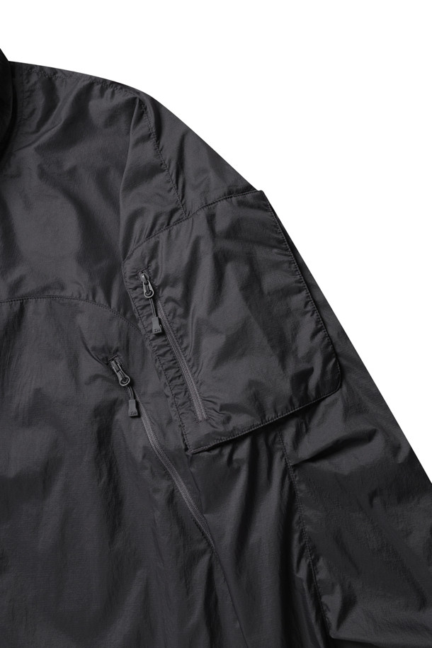 TECH WIND SHELL 재킷 - 차콜은 아웃도어 활동과 일상생활 모두에 적합한 윈드쉘 재킷입니다. 봄, 가을에 착용하기 좋으며, 스포티하고 캐주얼한 스타일을 연출할 수 있습니다. 차콜 컬러의 무지 디자인으로 어떤 옷에도 잘 어울립니다. 레귤러 핏으로 제작되었으며, 후드 수납이 가능하고 발수, 통기, 스트레치 기능이 있어 활동성을 높여줍니다. 나일론과 폴리우레탄 혼방 소재로 제작되어 부드러운 촉감과 얇은 두께감을 자랑합니다.
