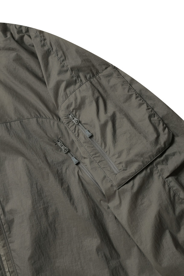 TECH WIND SHELL 재킷 - 울프그레이는 남성용 아우터 자켓입니다. 봄, 가을에 적합하며, 일상 및 아웃도어 활동에 모두 활용할 수 있습니다. 무지 패턴의 레귤러 핏 윈드브레이커 스타일로, 집업 방식으로 편안하게 착용 가능합니다. 나일론과 폴리우레탄 소재로 제작되어 얇지만, 발수, 방수, 통기 기능을 갖추어 활동성을 높였습니다. 후드 수납이 가능하며, 캐주얼, 스포티, 미니멀 스타일을 연출할 수 있어 동네 마실룩, 산책룩, 여행룩에 안성맞춤입니다.
