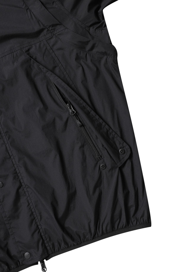 TECH 리버시블 필드 재킷 - 블랙은 캐주얼, 스포티, 미니멀 스타일을 추구하는 남녀 모두를 위한 아우터입니다. 봄, 가을에 적합하며, 일상생활에서 편안하게 착용할 수 있습니다. 앞면은 마이크로 립스톱 소재, 뒷면은 메시 소재로 제작되어, 탈부착 가능한 소매와 스탠드업 칼라가 특징입니다. 레귤러 핏의 집업 스타일로, 동네 마실룩, 산책룩, 여행룩 등 다양한 TPO에 활용하기 좋습니다. 무지 디자인의 블랙 컬러로 어떤 옷에도 쉽게 매치할 수 있습니다.
