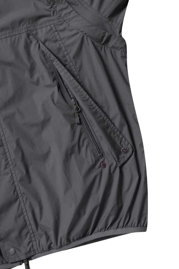 **TECH REVERSIBLE FIELD 재킷 - 차콜**

일상과 가을 나들이에 어울리는 TECH REVERSIBLE FIELD 재킷은 차콜 색상의 테크니컬하고 캐주얼한 무드를 연출합니다. 마이크로 립스톱과 메시 소재로 제작되어 가볍고, 양면 디자인과 탈부착 가능한 소매, 스탠드업 칼라가 특징입니다. 레귤러 핏에 집업 여밈 방식, 긴 소매 기장으로 간절기 날씨에 유용하게 활용할 수 있습니다. 무지 패턴의 레귤러 기장 필드 재킷으로, 미니멀한 스타일을 선호하는 분들께 추천합니다.
