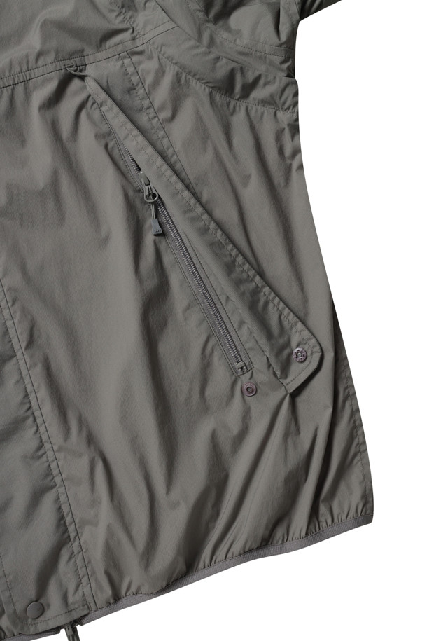 TECH 리버시블 필드 재킷 - 울프그레이는 캐주얼 및 스포티 스타일을 모두 아우르는 공용 아우터입니다. 봄, 가을에 적합하며, 얇은 두께감으로 간절기 활용도가 높습니다. 무지 패턴에 레귤러핏과 집업 여밈 방식으로 편안함을 더했습니다. 탈부착 소매, 스탠드업 칼라, 마이크로 립스톱 앞면, 메시 소재 뒷면으로 다양한 스타일을 연출할 수 있습니다. 동네 마실룩, 산책룩, 여행룩 등 일상에서 폭넓게 활용 가능한 아이템입니다.
