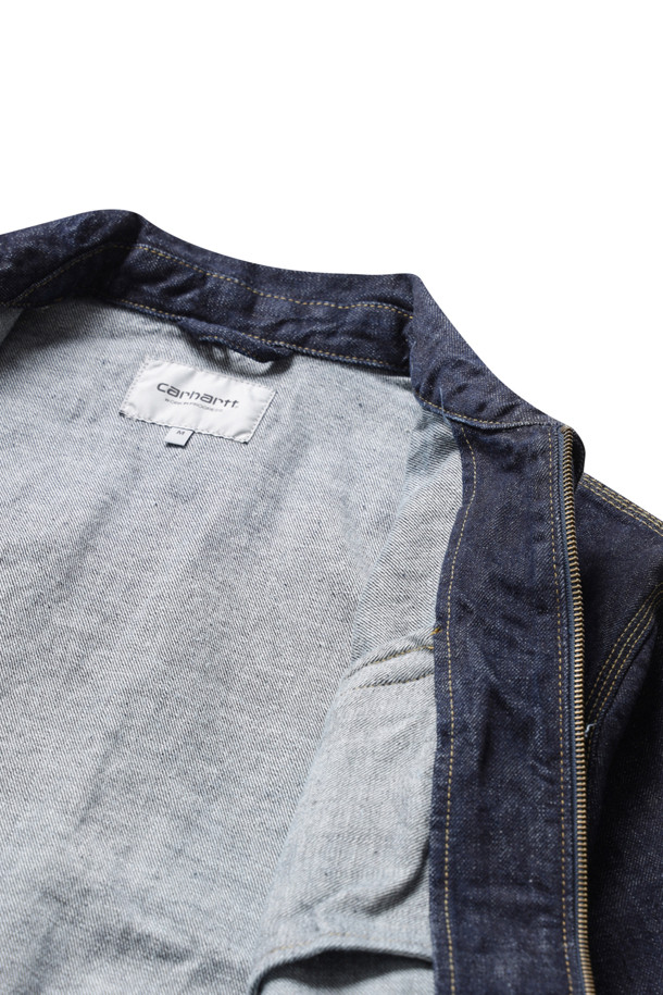 OG 디트로이트 재킷 - 블루 (린스드)는 남녀 모두 착용 가능한 데님 재킷입니다. 캐주얼, 미니멀, 클래식 스타일을 추구하는 분들께 추천하며, 봄, 가을 일상에서 편안하게 착용하기 좋습니다. 무지 디자인에 루즈 핏으로 제작되었으며, 지퍼 여밈 방식을 갖추고 있습니다. 양방향 앞면 지퍼, 지퍼 포켓, 조절 가능한 커프스와 밴드 디테일이 특징이며, 유기농 코튼 소재로 제작되어 뻣뻣한 촉감을 느낄 수 있습니다. 동네 마실룩, 봄 소풍룩, 가을 나들이룩에 활용하면 멋스러운 스타일을 연출할 수 있습니다.
