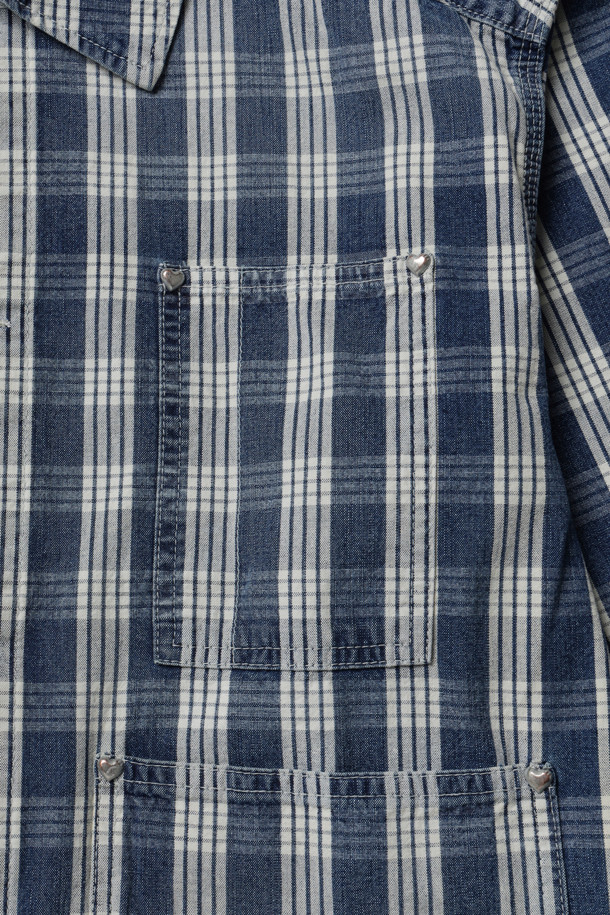 WORK 재킷 - 인디고 워크 재킷은 남성용으로, 봄, 가을에 입기 좋은 데님 소재의 아우터입니다. 캐주얼, 워크웨어, 미니멀 스타일을 아우르는 디자인으로, 체크 패턴과 레귤러핏이 특징입니다. 크롭 기장에 긴 소매, 버튼 여밈 방식이며, 체인 스티치 백 로고와 버튼 각인 디테일이 돋보입니다. 동네 마실룩, 가을 나들이룩에 적합한 워크웨어 스타일의 재킷입니다.
