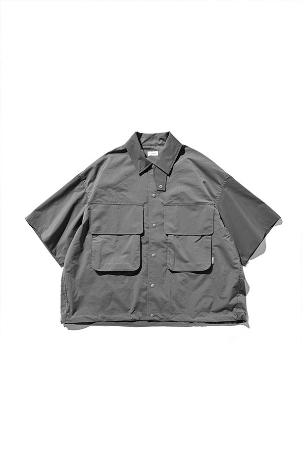 (CLESSTE) GRAPH CHECK WADING S/S 셔츠 재킷은 차콜과 블랙 컬러의 체크 패턴이 돋보이는 남성용 셔츠 자켓입니다. 봄, 여름 시즌에 적합하며, 캐주얼, 스포티한 스타일을 연출합니다. 루즈핏의 레귤러 기장으로 편안하게 착용 가능하며, 스탠드업 칼라와 가슴 플랩 포켓, 드로우스트링으로 실루엣 조절이 용이합니다. 여행룩이나 휴가룩에 활용하기 좋으며, 미니멀한 스타일 연출에도 적합합니다. 반소매 디자인으로 활동성을 높인 얇은 두께의 셔츠형 아우터입니다.
