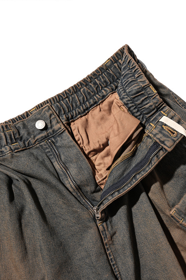 (CLESSTE) 빈티지 데님 셀비지 시티 밀리터리 하프 팬츠 - 빈티지 브라운은 남성용 데님 반바지입니다. 봄, 여름 시즌에 어울리는 레귤러핏 반바지로, 밀리터리 스타일과 빈티지한 무드를 동시에 느낄 수 있습니다. 뻣뻣한 질감의 데님 소재와 셀비지 디테일, 빈티지 워싱 처리로 독특한 멋을 더했습니다. 여행룩, 휴가룩, 캠핑룩 등 다양한 TPO에 캐주얼, 클래식, 워크웨어 스타일로 활용하기 좋습니다.
