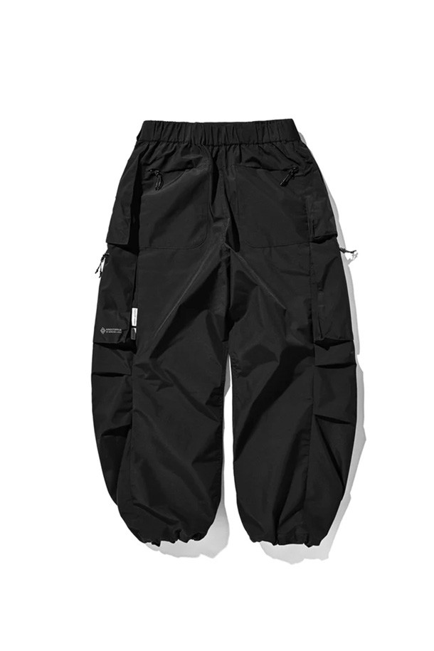 (CLESSTE) GTX CITY MILITARY CURVE PANTS - BLACK는 남성용 밀리터리 팬츠입니다. 방수 기능이 뛰어난 GTX 소재를 사용하여 잦은 비에도 쾌적함을 유지하며, 두꺼운 두께감으로 겨울철에도 따뜻하게 착용할 수 있습니다. 루즈핏으로 제작되어 편안한 착용감을 제공하며, 카고 포켓 디테일이 밀리터리 스타일을 더합니다. 여행룩, 캠핑룩, 스트릿, 고프코어 및 미니멀 스타일 연출에 적합한 블랙 컬러의 긴바지입니다.

