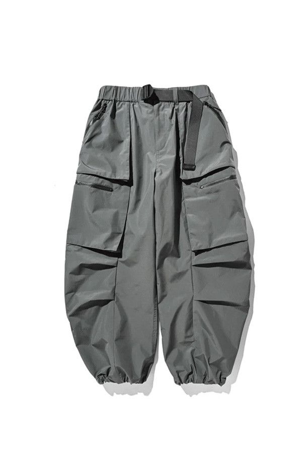 (CLESSTE) GTX CITY 밀리터리 커브 팬츠 - 그래파이트 그레이는 남성용 밀리터리 팬츠입니다. 일상, 아웃도어 활동에 적합하며, 봄, 가을, 겨울 계절에 착용하기 좋습니다. 루즈핏으로 편안함을 강조하며, 무지 디자인에 두꺼운 두께감과 뻣뻣한 촉감의 나일론 소재를 사용했습니다. 카고 포켓과 테크니컬 소재가 특징이며, 캐주얼, 스트리트, 워크웨어 스타일을 연출할 수 있습니다.
