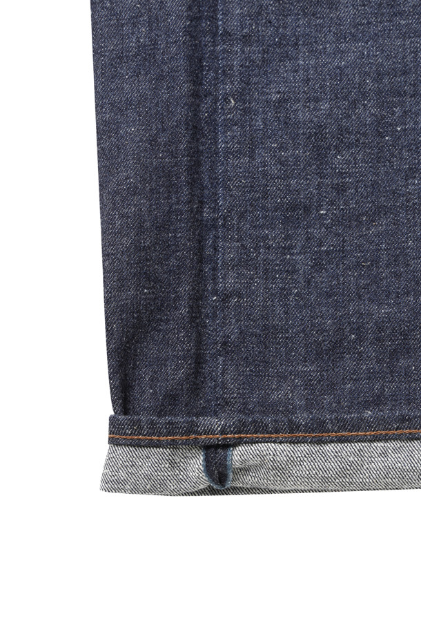 (NANAMICA) 셀비지 데님 팬츠 - 인디고는 남성용 데님 팬츠로, 캐주얼과 클래식 스타일을 모두 아우르는 디자인입니다. 사계절 착용 가능하며, 일상과 출근룩, 모임룩 등 다양한 TPO에 활용할 수 있습니다. 뻣뻣한 촉감의 두꺼운 셀비지 데님 소재에 은은한 광택이 감돌며, 입체감 있는 질감을 더해 빈티지한 멋을 살렸습니다. 레귤러핏 스트레이트 실루엣으로, 거셋 크로치와 지퍼 플라이 디테일이 돋보이며, 원워시 마감으로 세련된 룩을 연출합니다.
