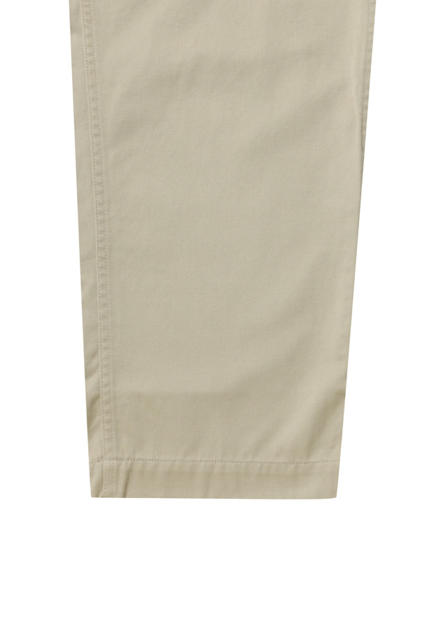 (NANAMICA) 와이드 치노 팬츠 - 카키는 남성용 치노 팬츠로, 클래식하고 베이직한 스타일을 연출합니다. 봄, 여름, 가을에 적합하며, 넉넉한 루즈핏 와이드 실루엣의 긴 기장으로 편안함을 선사합니다. 폴리에스테르와 면 혼방 소재로 제작되어 보통 두께감과 촉감을 제공하며, 무지 디자인에 지퍼 여밈과 숨은 스냅 후포켓, 그리고 거셋 크로치 디테일이 돋보입니다. 출근룩과 비즈니스 캐주얼, 그리고 미니멀하고 캐주얼한 스타일을 즐기는 분들에게 추천합니다.
