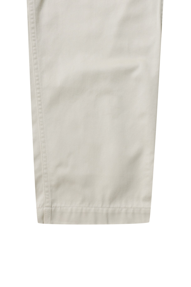 (NANAMICA) 와이드 치노 팬츠 - 드라이 샌드는 40년대 미군 치노 디자인을 기반으로 제작된 남성용 치노 팬츠입니다. 드라이 샌드 컬러의 무지 디자인으로, 봄, 여름, 가을 계절에 활용하기 좋습니다. 폴리에스테르와 면 혼방 소재로 제작되어 루즈핏의 편안한 착용감을 선사하며, 중간 두께감으로 다양한 상의와 매치하기 용이합니다. 지퍼 여밈, 숨은 스냅 후포켓, 거셋 크로치 디테일이 특징이며, 출근룩과 비즈니스 캐주얼, 클래식, 미니멀, 워크웨어 스타일을 연출하기 좋습니다.
