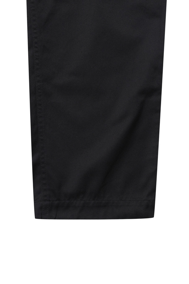 (NANAMICA) 와이드 치노 팬츠 - 블랙은 40년대 미군 치노 디자인을 기반으로 제작된 남성용 치노 팬츠입니다. 폴리에스터와 코튼 혼방 소재로 제작되어 봄, 가을에 착용하기 좋으며, 루즈핏의 와이드 실루엣이 특징입니다. 블랙 컬러의 무지 디자인으로, 클래식하고 베이직한 스타일을 연출합니다. 지퍼 여밈, 숨은 스냅 후포켓, 거셋 크로치 디테일이 돋보이며, 출근룩, 비즈니스 캐주얼, 모임룩 등 다양한 TPO에 활용 가능합니다. 미니멀, 워크웨어 스타일을 선호하는 분들께 추천합니다.
