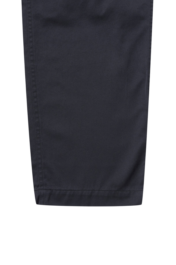 (NANAMICA) 와이드 치노 팬츠 - 네이비는 클래식하고 베이직한 스타일을 추구하는 남성 고객을 위한 제품입니다. 폴리에스테르와 면 혼방 소재로 제작되어 사계절 내내 착용 가능하며, 와이드 핏으로 편안한 착용감을 제공합니다. 출근룩, 비즈니스 캐주얼, 모임룩 등 다양한 TPO에 활용할 수 있으며, 미니멀하고 캐주얼한 스타일을 연출하기 좋습니다. 지퍼 여밈과 숨은 스냅 후포켓, 거셋 크로치 디테일이 특징입니다.
