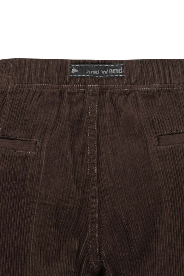 (앤드 와이너) 코듀로이 팬츠 - 다크브라운은 일상과 아웃도어 활동 모두에 적합한 남성용 바지입니다. 가을과 겨울에 따뜻하게 입을 수 있도록 두꺼운 코듀로이 소재로 제작되었으며, 톤 다운된 다크브라운 컬러가 세련된 분위기를 연출합니다. 와이드 핏과 루즈핏으로 편안한 착용감을 제공하며, 고밀도 원단과 발수 기능을 갖추어 실용성을 높였습니다. 캠핑룩, 캐주얼, 클래식, 미니멀 스타일 모두 소화 가능한 활용도 높은 아이템으로, 입체적인 실루엣이 돋보입니다.

