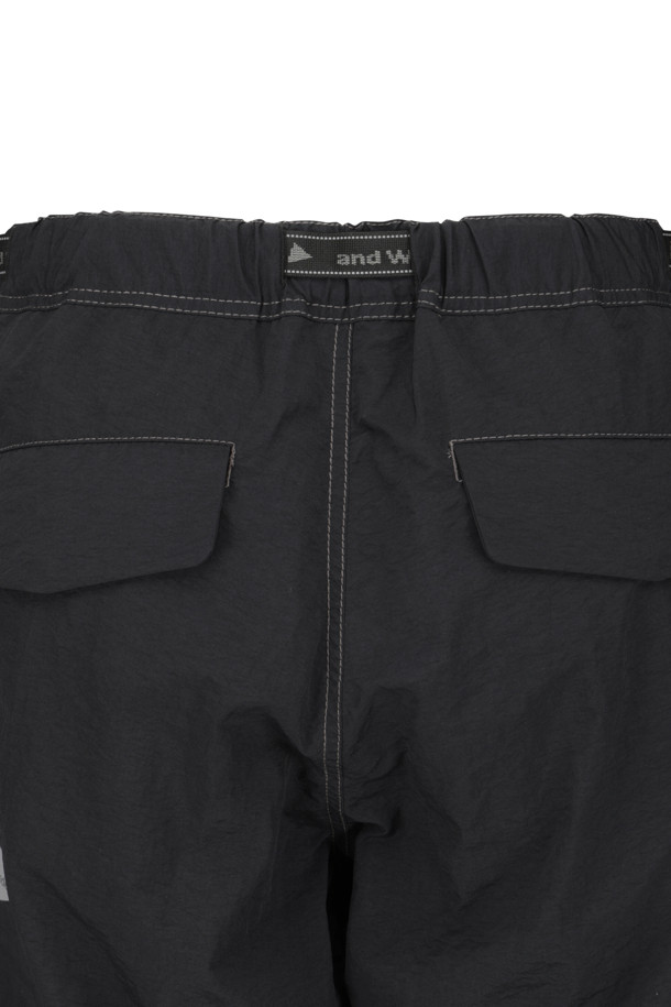 앤드 와이어(AND WANDER) NY 타프타 하이커 2웨이 팬츠 - 블랙은 아웃도어 활동에 최적화된 하이킹 팬츠입니다. 발수 기능과 자외선 차단 기능이 있어 쾌적한 착용감을 제공하며, 지퍼를 활용하여 투웨이 스타일로 연출할 수 있습니다. 봄, 여름, 가을에 착용하기 좋은 얇은 두께의 레귤러핏 팬츠로, 스포티하고 미니멀한 스타일을 연출하기 좋습니다. 경량 나일론 타프타 소재로 제작되었으며, 허리 밴딩은 없습니다. 등산, 캠핑, 여행 등 다양한 TPO에 활용 가능합니다.
