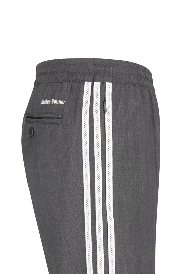 아디다스 X 웨일스 보너 울 팬츠 - 다크 그레이 헤더는 일상, 출근룩, 비즈니스 캐주얼, 모임룩 등 다양한 TPO에 활용하기 좋은 남성용 울 팬츠입니다. 부드러운 촉감의 울 소재로 제작되어 가을, 겨울 시즌에 따뜻하고 편안하게 착용할 수 있습니다. 미니멀한 스타일과 스트레이트 핏 디자인으로 클래식, 미니멀, 시크한 스타일을 연출하기 용이합니다. 다크 그레이 컬러의 무지 디자인과 밴딩 허리 디테일이 특징이며, 두꺼운 두께감으로 보온성을 더했습니다. 아디다스와 웨일스 보너의 콜라보레이션으로 탄생한 특별한 아이템입니다.
