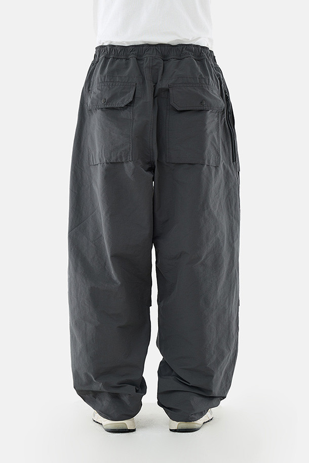 오버 서플라이 팬츠 - 차콜입니다. 면과 나일론 혼방 소재로 제작되어 봄, 가을에 착용하기 좋은 남성용 밀리터리 팬츠입니다. 루즈핏으로 편안한 착용감을 제공하며, 허리 벨트와 밑단 스트링으로 핏 조절이 용이합니다. 사이드 지퍼 포켓, 패치 포켓, 스냅 여밈 포켓 등 다양한 수납 공간을 갖췄으며, 무릎 턱 디테일과 자석 버클이 디자인의 포인트를 더합니다. 일상, 여행, 가을 나들이 등 다양한 TPO에 맞춰 캐주얼, 미니멀, 워크웨어 스타일을 연출해보세요.
