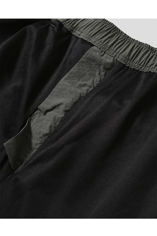 유틸리티 하이킹 라인드 팬츠 - 올리브는 남성용 긴바지로, 가을과 겨울에 착용하기 좋은 두꺼운 두께감의 방수 보온 바지입니다. 올리브 컬러의 무지 디자인에 루즈핏으로 편안한 착용감을 제공하며, 아웃도어 및 캐주얼 스타일을 연출할 수 있습니다. 하이킹, 아웃도어, 일상 활동에 적합하며, 지퍼 포켓, 허리 벨트, 거셋 디테일, 밑단 스트링, 내장형 이밴드 등의 다양한 기능과 디테일을 갖추고 있습니다. 등산, 캠핑, 가을 나들이룩에 어울리는 워크웨어, 고프코어 스타일의 캐주얼 팬츠입니다. 나일론과 면 혼방 소재에 기모 안감으로 보온성을 높였습니다. 허리 밴딩으로 사이즈 조절이 용이합니다.
