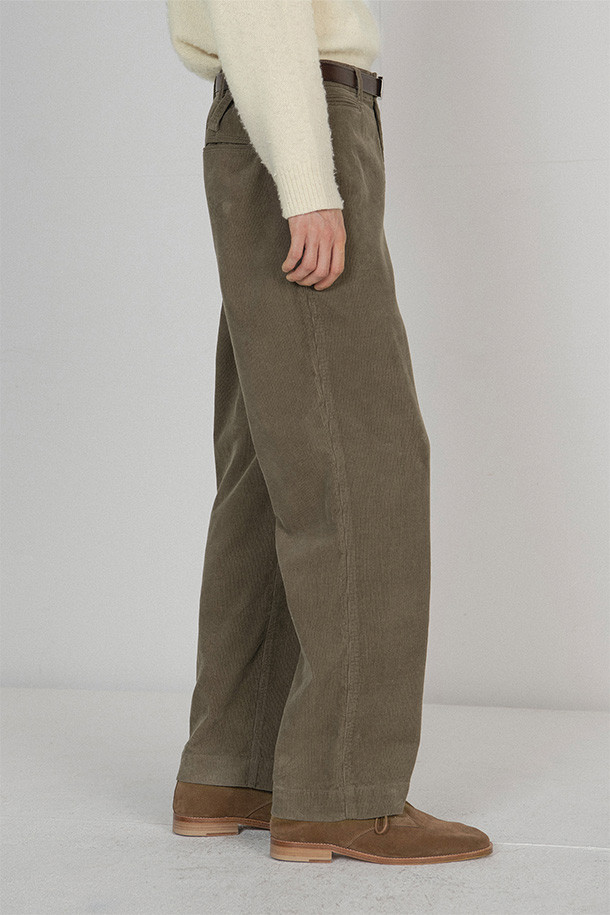 모카 색상의 WASHED 코듀로이 팬츠입니다. 14웨일 코듀로이 소재와 CARDED YARN COTTON 100%로 제작되어 가을, 겨울철 넉넉한 두께감으로 따뜻하게 착용할 수 있습니다. 클래식, 빈티지 스타일을 기반으로 한 레귤러핏의 긴바지로, 데일리룩, 데이트룩 등 다양한 TPO에 활용하기 좋습니다. 허리 사이드 어드저스터, 사선 포켓, 웰트 포켓 디자인으로 실용성을 더했습니다. 무지 패턴으로 미니멀, 캐주얼 스타일을 연출하기에 용이합니다.
