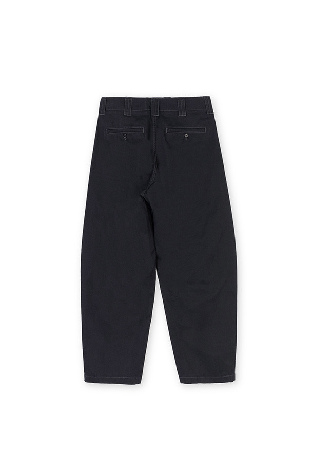 워시드 워크 팬츠 - 블랙은 사계절 활용 가능한 남녀 공용 워크팬츠입니다. 부드러운 면 소재에 트윌 바이오 워싱, 가먼트 워싱, 후워싱 공법을 더해 자연스러운 빈티지 무드를 연출합니다. 레귤러핏 스트레이트 핏으로 편안한 착용감을 제공하며, 사선 포켓과 웰트 포켓, 스티치 디테일이 특징입니다. 캐주얼, 클래식, 워크웨어 등 다양한 스타일을 소화할 수 있는 활용도 높은 아이템입니다.
