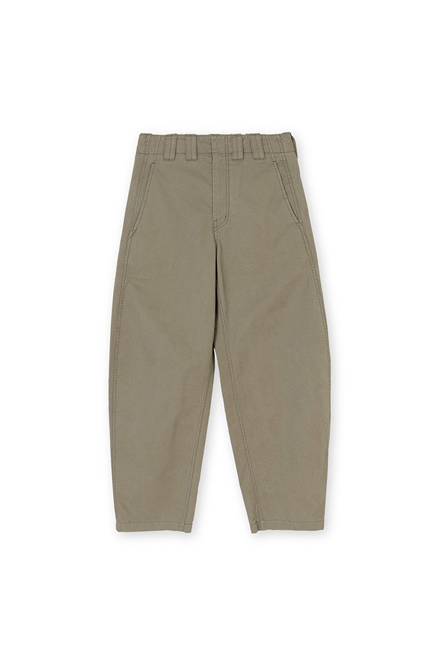 다크 베이지 색상의 WASHED WORK PANTS(워시드 워크 팬츠)입니다. 사계절 내내 활용 가능한 면 소재의 워크팬츠로, 빈티지하면서도 워크웨어 스타일을 연출합니다. 레귤러핏으로 편안하게 착용 가능하며, 트윌 바이오 워싱, 가먼트 워싱, 후워싱 처리를 통해 부드러운 촉감을 느낄 수 있습니다. 일상, 특히 쇼핑룩에 적합하며, 캐주얼, 클래식 스타일을 즐기는 분들께 추천합니다. 사선 포켓과 웰트 포켓, 스티치 디테일이 돋보이는 무지 디자인의 긴바지입니다.
