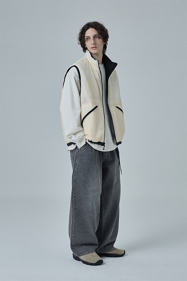 블리치드 블랙 컬러의 와이드 벨티드 데님 팬츠입니다. 캐주얼, 미니멀, 시티보이 스타일을 즐기는 분들께 추천합니다. 11온스 면 소재로 제작되어 편안한 착용감을 선사하며, 넉넉한 와이드핏으로 활동성을 높였습니다. 허리 턱 및 다트 디테일이 돋보이며, 자석 버클과 스냅 버튼 뒷주머니, 지퍼 플라이 등의 특징을 갖추었습니다. 데일리룩, 동네 마실룩, 쇼핑룩 등 다양한 TPO에 활용하기 좋습니다.
