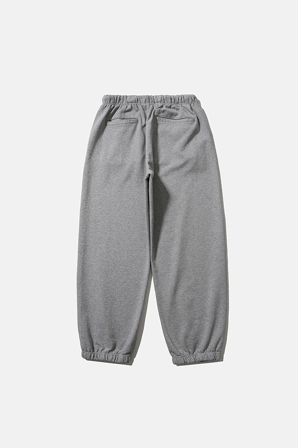 남성용 'BAGGY SWEAT PANTS (배기 스웻 팬츠) - 헤더 그레이'입니다. 부드러운 면과 폴리에스테르 혼방 소재로 제작되어 편안한 착용감을 선사하며, 봄, 가을, 겨울 모두 활용 가능합니다. 넉넉한 배기핏과 루즈핏으로 편안함을 강조하고, 두꺼운 두께감으로 보온성을 더했습니다. 허리 부분에는 내장형 밴딩과 스트링이 있어 조절이 용이하며, 사이드 및 후면 포켓으로 실용성을 높였습니다. 캐주얼, 스포티, 미니멀 스타일을 소화하며 집콕룩, 산책룩, 캠핑룩 등 다양한 TPO에 활용하기 좋습니다.
