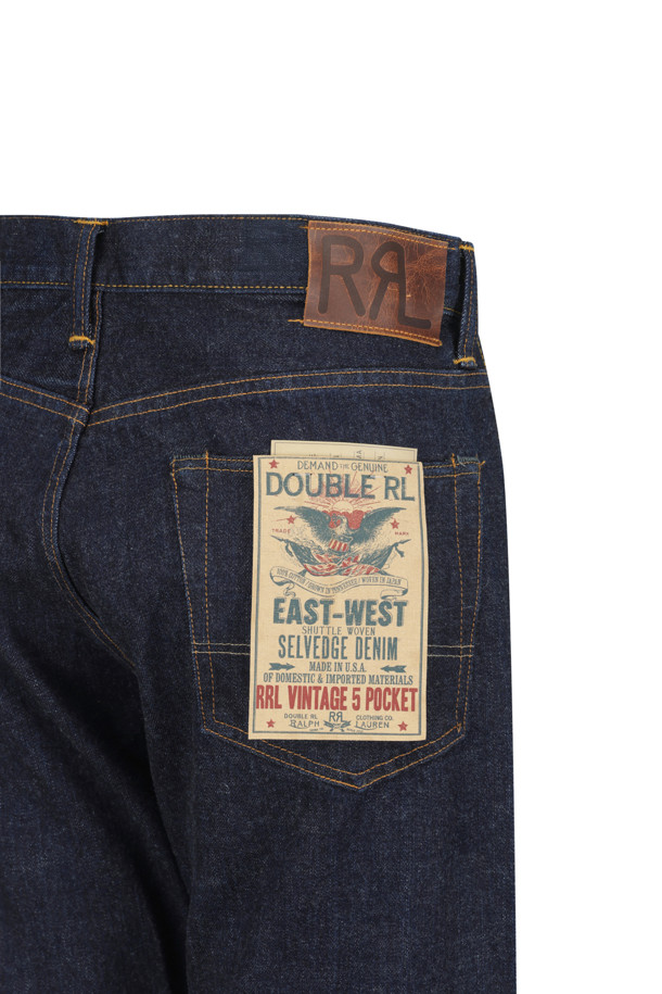 빈티지 5포켓 이스트-웨스트 셀비지 데님 팬츠 - 이스트/웨스트 린스는 남성용으로 제작된 레귤러핏 데님 팬츠입니다. 네이비 컬러의 무지 데님 소재로, 사계절 내내 착용하기 좋습니다. 뻣뻣한 촉감과 두꺼운 두께감으로 빈티지하고 클래식한 스타일을 연출합니다. 셀비지 디테일과 5포켓 디자인이 특징이며, 미니멀, 워크웨어 스타일을 선호하는 분들께 추천합니다.
